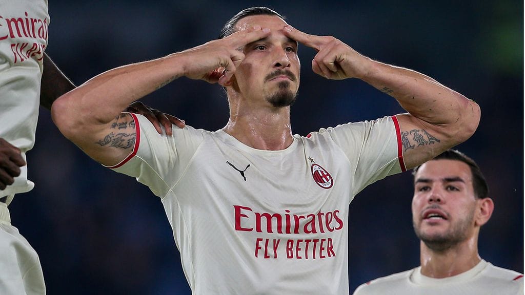 Zlatan Ibrahimovic tuuletti polleasti AS Roman fanien suuntaan.