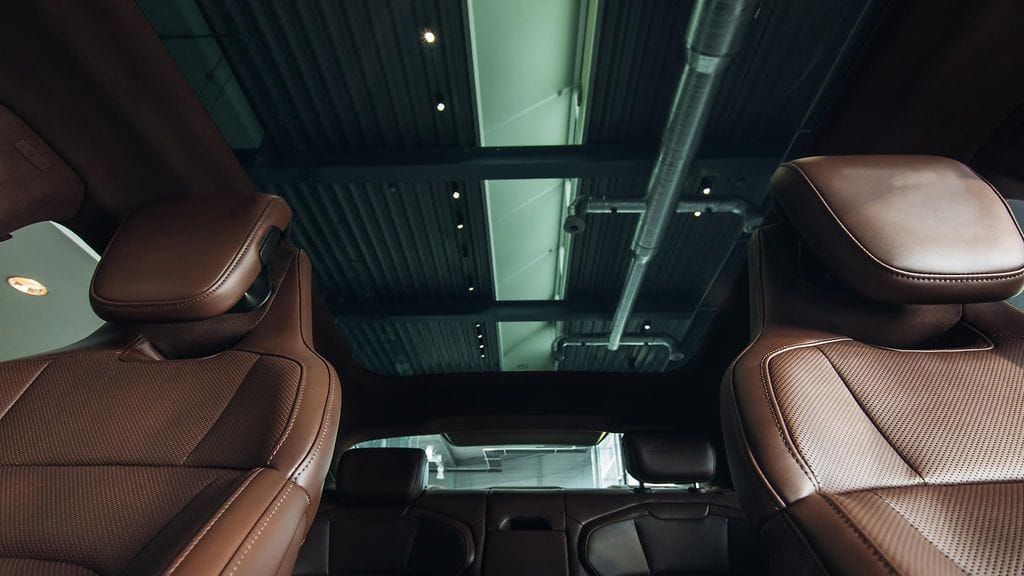 Vakuutusyhtiö LähiTapiola kertoo korvaavansa vuosittain satoja rikkoutuneita autojen kattoikkunoita ja lasikattoja. Myös lasinen katto on osa auton kantavia rakenteita, joten sen kunnosta kannattaa pitää huolta.