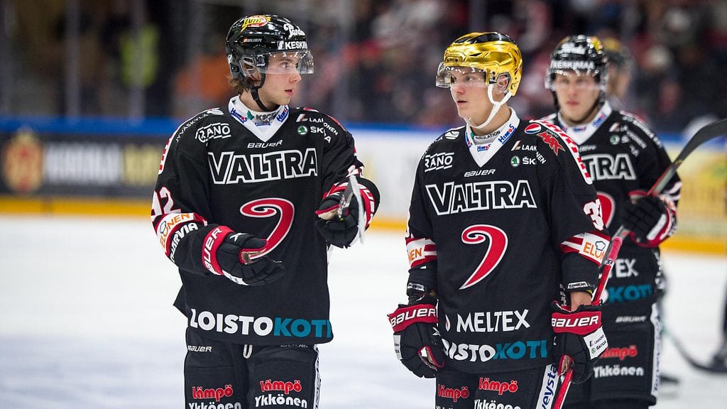 Brad Lambert (vasemmalla) ei mahtunut Suomen alle 20-vuotiaiden maajoukkueeseen. Lambertin kulunut syksy JYPin paidassa on ollut vaikea.