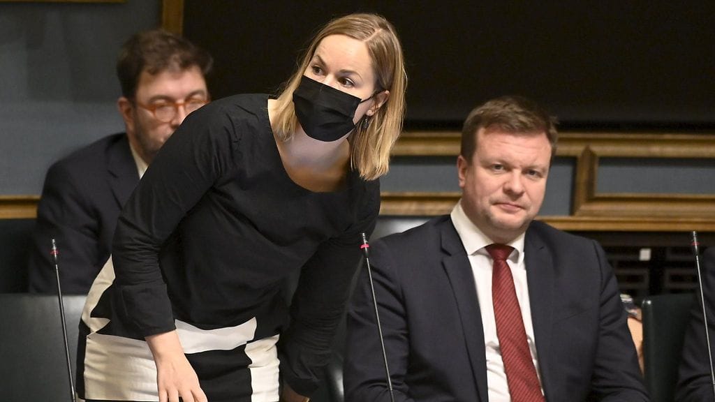 Sosiaali- ja terveysministeri Hanna Sarkkinen vastaamassa vierellään kehitysyhteistyö- ja ulkomaankauppaministeri Ville Skinnari eduskunnan suullisella kyselytunnilla Helsingissä 28. lokakuuta 2021.