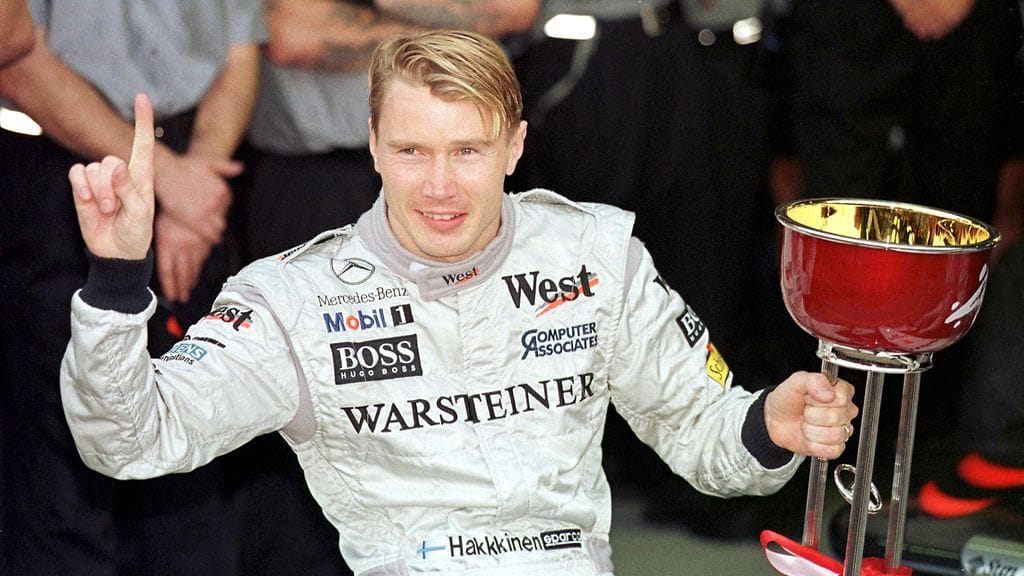 Mika Häkkinen juhli Formula ykkösten maailmanmestaruutta tasan 23 vuotta sitten.