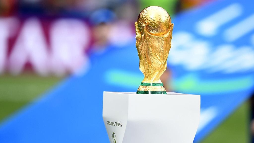 Jalkapallon miesten MM-kisojen mestaruuspokaali.