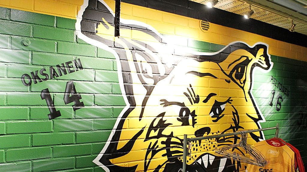 Ilveksen pukuhuonekäytävällä sijaitseva seinämaalaus Hakametsän jäähallissa.