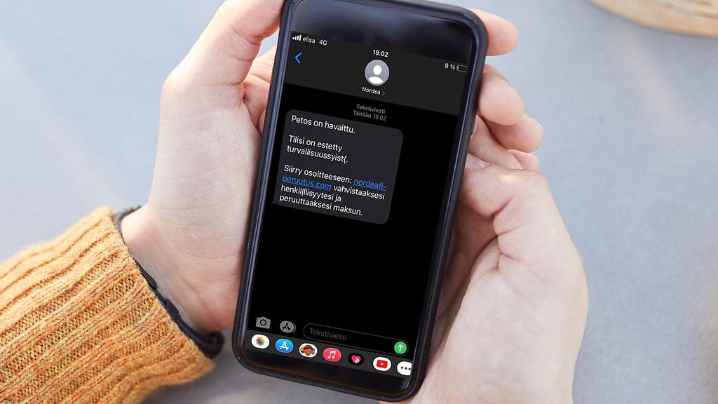 Huijausviesti pyytää avaamaan linkin.