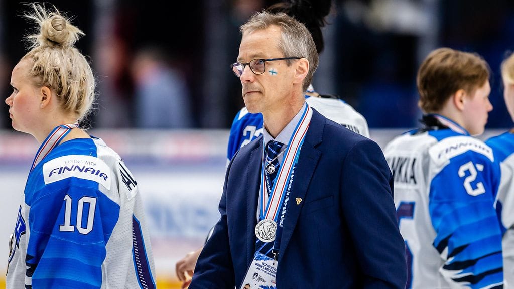 Pasi Mustonen on toistaiseksi saavuttanut Naisleijonien peräsimessä olympiapronssin ja kolmen MM-pronssin ohella yhden MM-hopean.