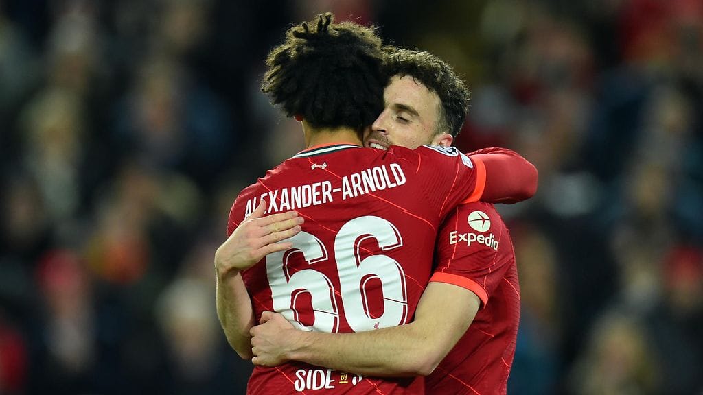 Diogo Jota ja Trent Alexander-Arnold halasivat Liverpoolin avausmaalin jälkeen.