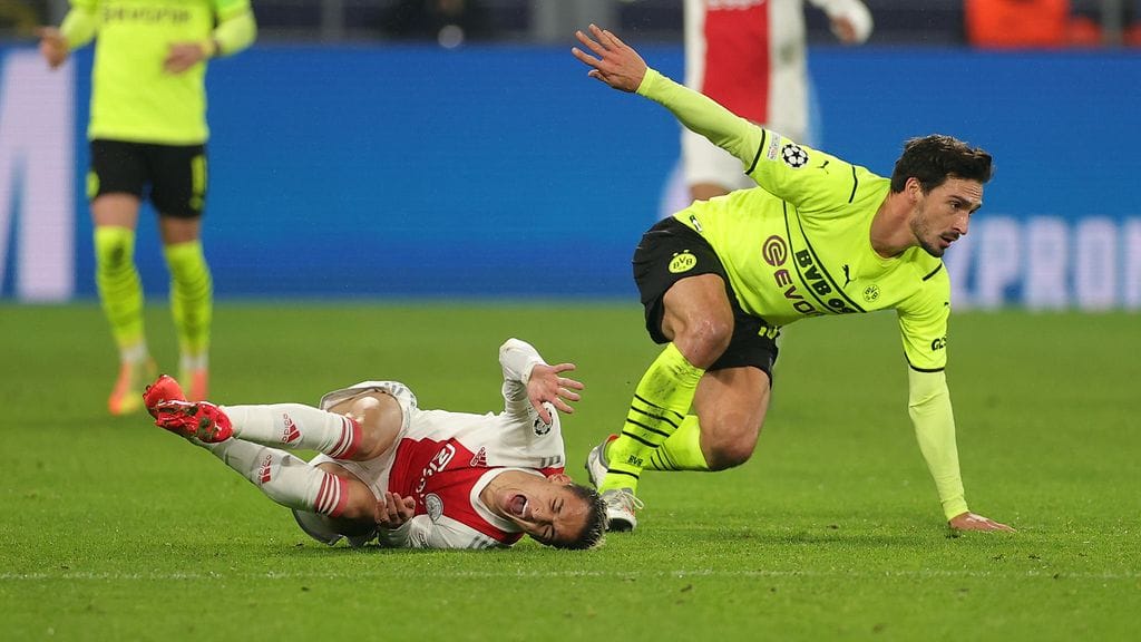 Borussia Dortmundin Mats Hummels ajettiin ulos yllättävästi, kun Ajaxin Antony oli astunut hänen oikean jalkansa päälle.