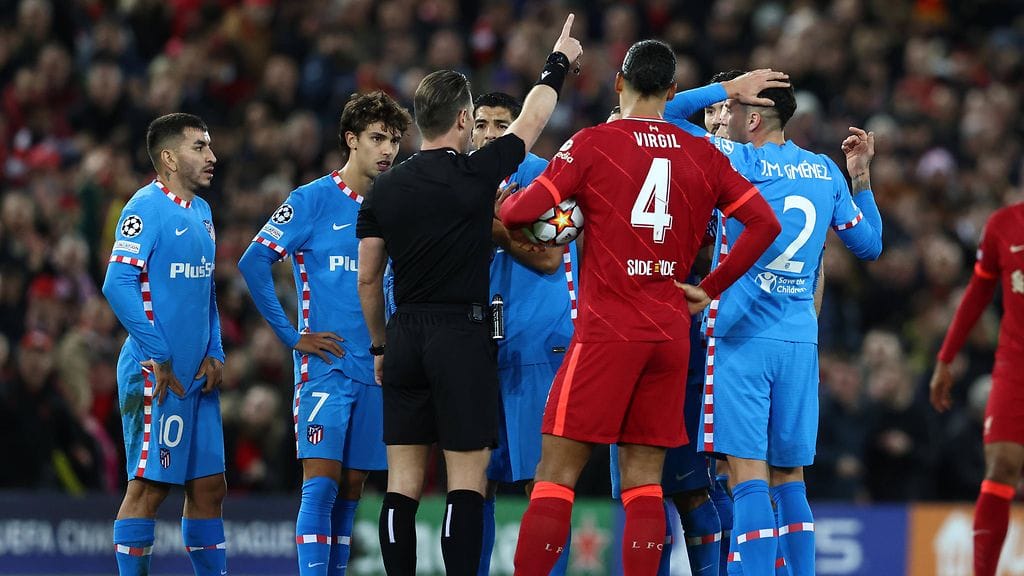 Atletico Madridin pelaajat protestoivat Felipen ulosajoa.