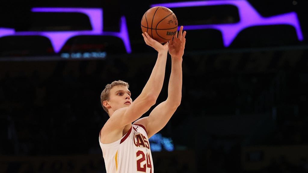 Lauri Markkanen onkin 211-senttinen.