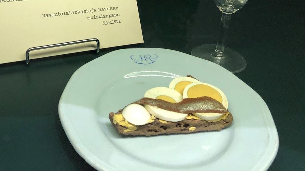 Koska alkoholia sai tarjolla vain ruoan kanssa, monissa paikoissa kiersi yksi ja sama voileipä. Tämän muna-anjovisvoileivän valmistaja on Juhani W. Rytkölä ja se on päätynyt Hotelli- ja ravintolamuseoon Teatterimuseon kokoelmista.