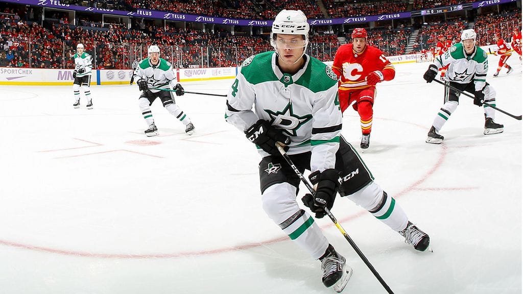 Dallas Starsin Miro Heiskanen merkkautti kolme syöttöpistettä Calgary Flamesia vastaan.