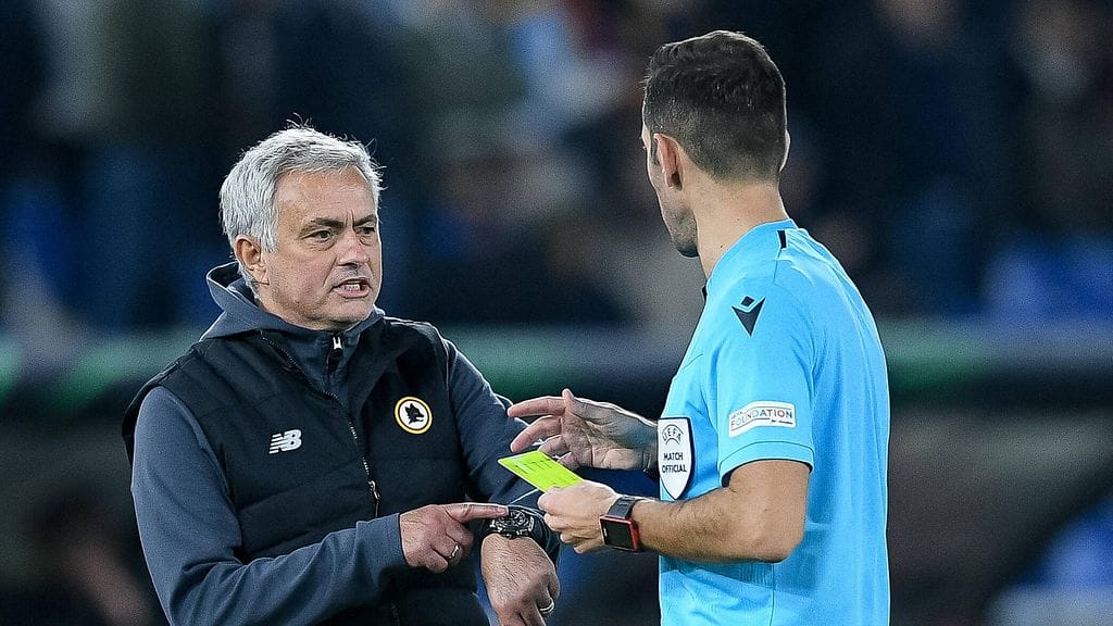AS Roman päävalmentaja Jose Mourinholla oli asiaa ottelun erotuomarille Konferenssiliigan ottelussa Bodö/Glimtiä vastaan.