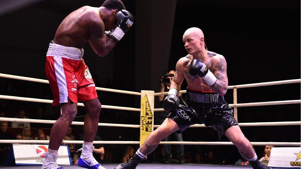 Niklas Räsänen (oik.) otteli Dayron Lesteria vastaan Helsingissä huhtikuussa 2018.