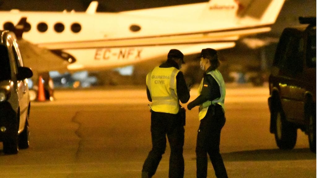 Lentokenttä saatiin avattua uudelleen puolenyön maissa lauantain vastaisena yönä.