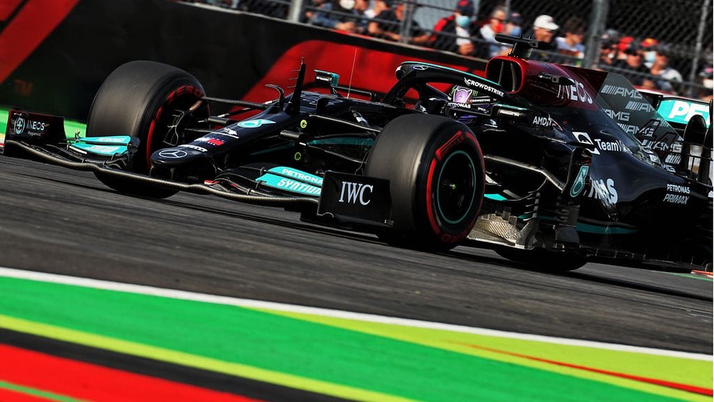 Lewis Hamilton kaipaa Mercedekselle lisää downforcea Meksikon radalle.