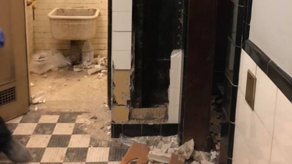 WC:n seinärakenteissa oli sen verran tilaa, että mies oli päässyt putoamaan rakenteiden sisään. Pois hän ei kuitenkaan omin avuin päässyt.