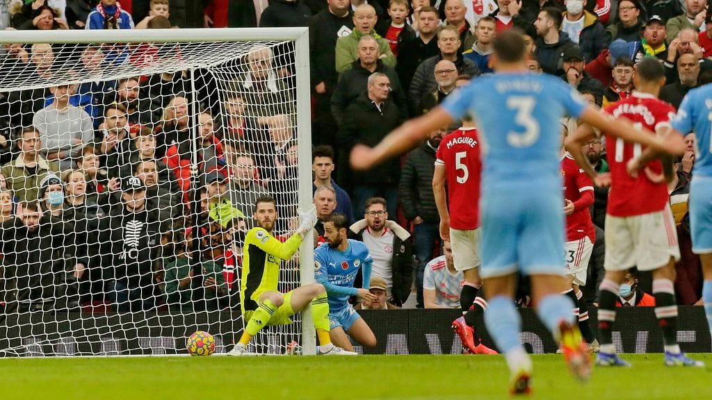 Bernardo Silva ohitti Manchester United -maalivahti David de Gean ja vei Manchester Cityn 2–0-johtoon.