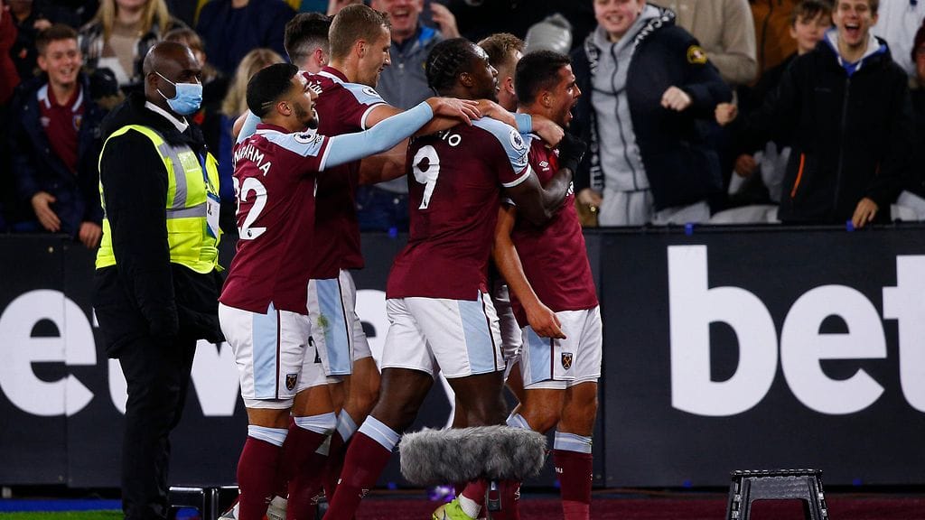 West Ham päihitti Liverpoolin vauhdikkaan ottelun päätteeksi.