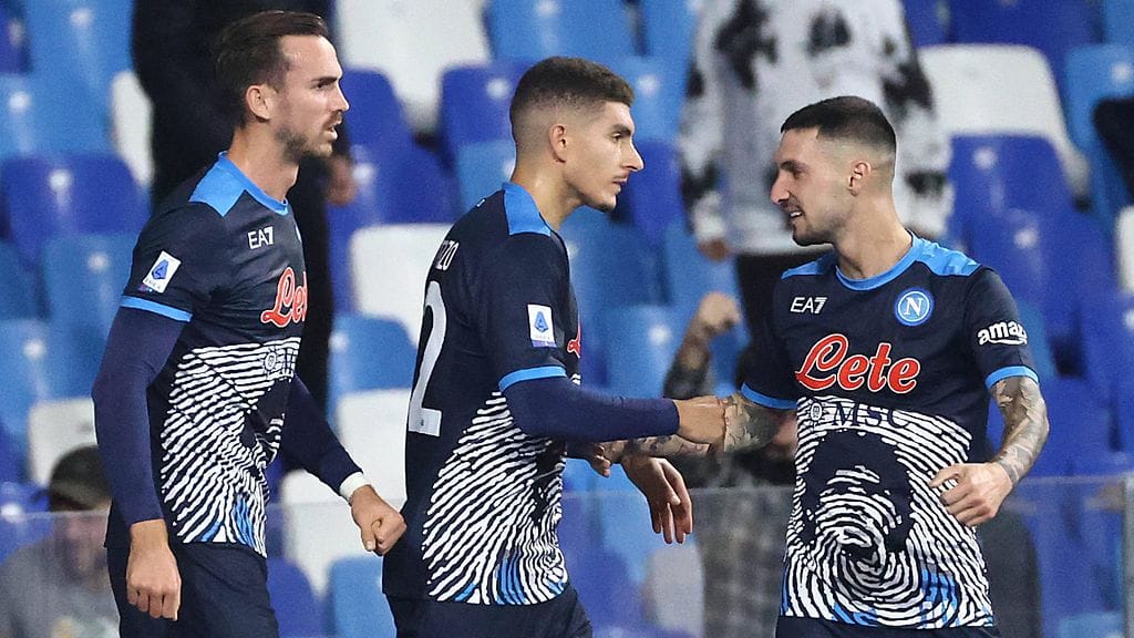 Napolin uudet pelipaidat kunnioittivat Maradonan muistoa.