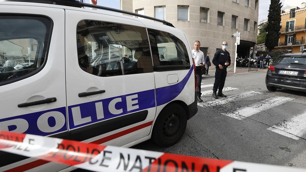 Poliisi oli istunut virka-autossaan kuljettajan paikalla, kun hyökkääjä avasi auton oven ja iski häntä veitsellä.