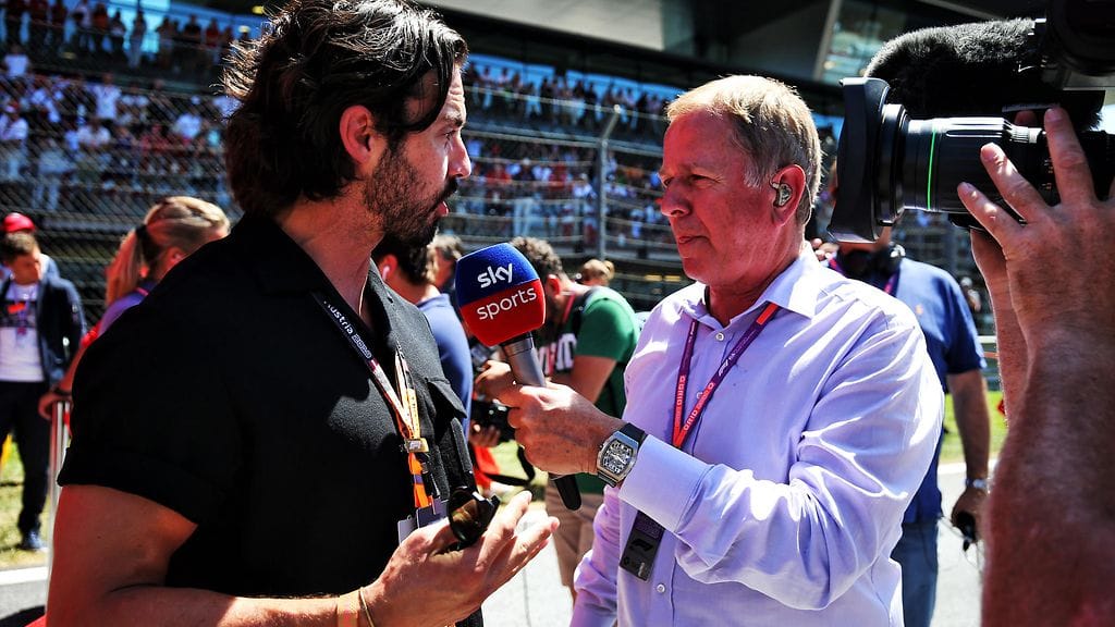 Martin Brundle (oik.) haastattelemassa näyttelijä Milo Ventimigliaa Itävallan GP:ssä kesällä 2019.
