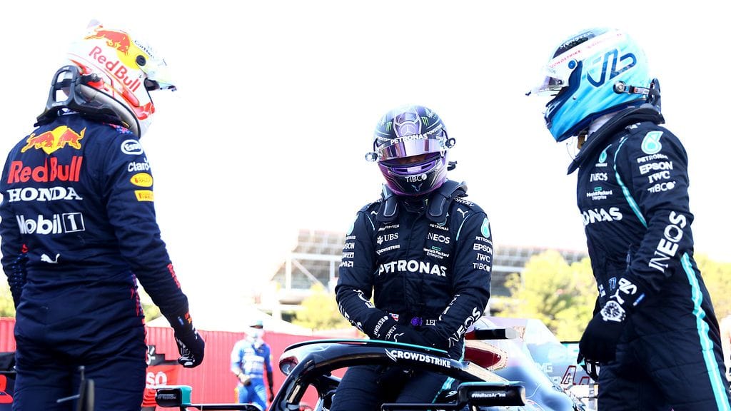 Max Verstappen, Lewis Hamilton ja Valtteri Bottas Espanjassa toukokuussa 2021.