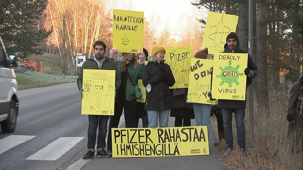 Amnestyn mielenilmaus Pfizerin toimistolla Helsingissä 09.11.2021.