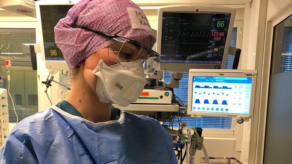 Minna Päivinen teho-osastolla