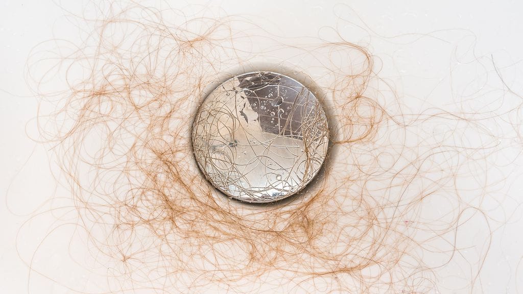 Yleensä päivässä hiuksia irtoaa noin sata. Kuvituskuva.