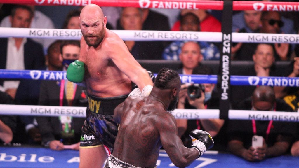Tyson Fury (vas.) kukisti Deontay Wilderin nyrkkeilyklassikossa nousseessa MM-ottelussa lokakuussa 2021.