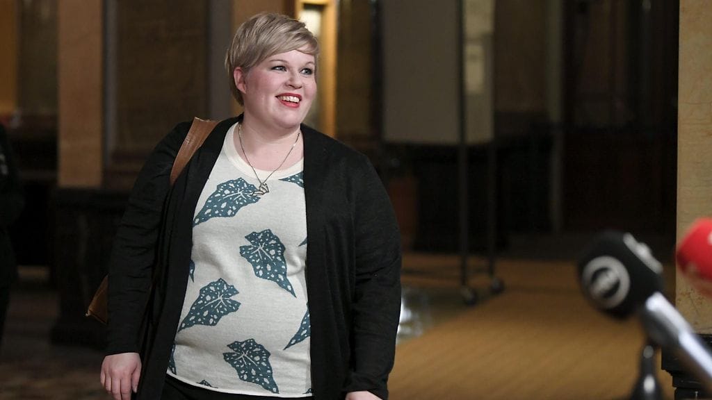 LK 10.11.2021 Valtiovarainministeri Annika Saarikko (kesk.) saapuu hallituksen koronavirustilannetta koskeviin neuvotteluihin Säätytalolle Helsingissä 10. marraskuuta 2021.