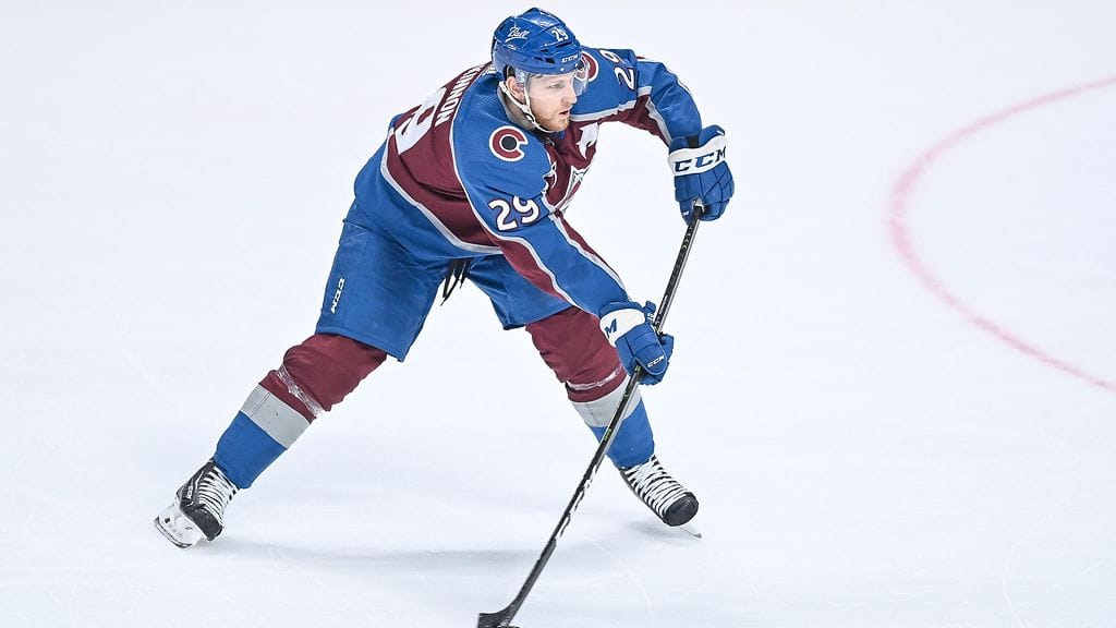 Nathan MacKinnon on seuraavat kolme viikkoa sivussa tositoimista.