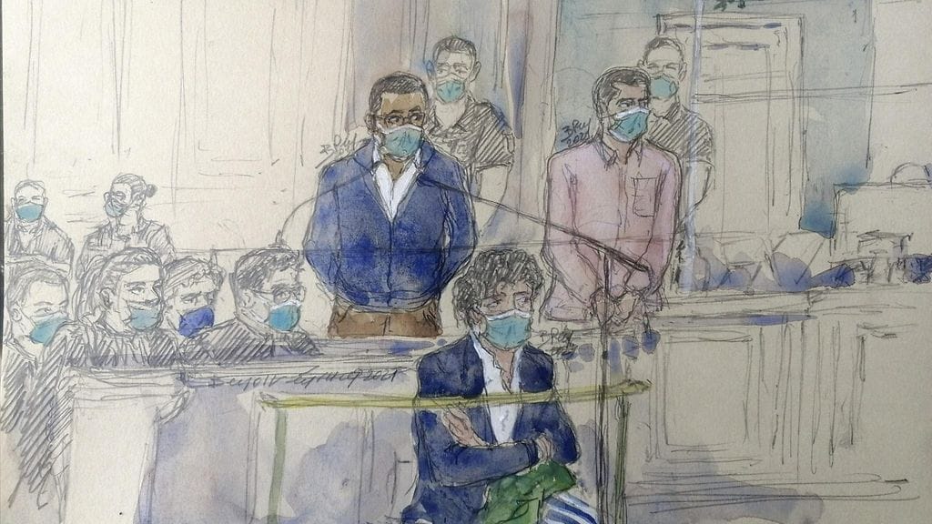 Kahta miestä, 31-vuotiasta Yacine Mihoubia (takana) ja 25-vuotiasta Alex Carrimbacusa (edessä), syytettiin 85-vuotiaan Mireille Knollin murhasta ja tämän kodin ryöstämisestä ja polttamisesta.