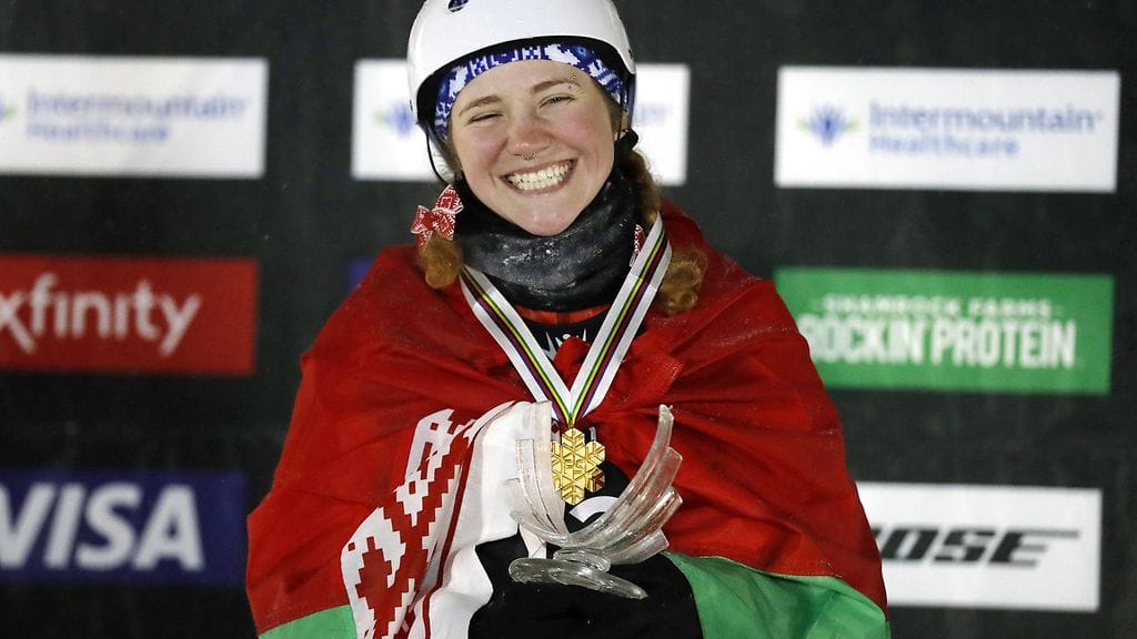 Aljaksandra Ramanouskaja voittoisan MM-freestylekisan jälkeen Utahissa Yhdysvalloissa helmikuussa 2019. Poliisi pidätti presidentti Aljaksandr Lukashenkaa arvostelleen Ramanouskajan Minskissä.