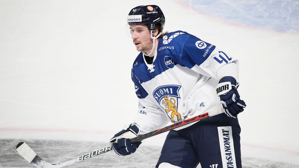 Sami Vatanen tehoili ja sai osakseen rujon taklauksen päähänsä Venäjää vastaan.