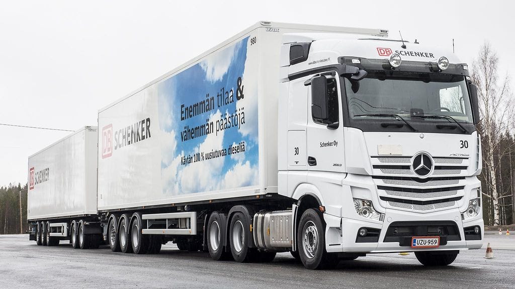 Normaalia suurempia jättirekkoja on liikennöinyt Suomen teillä poikkeusluvalla jo useita vuosia. Kuvituskuvassa Schenker Oy:n HCT-rekka päiväämättömässä handout-kuvassa. (Kuva: Schenker)