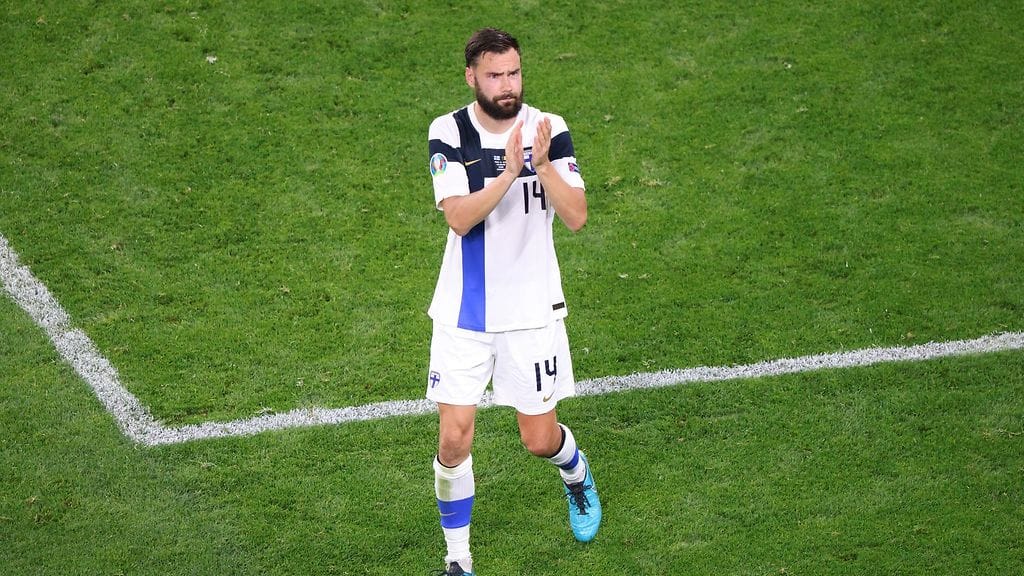 Huuhkajien kapteeni Tim Sparv ja Amnesty kritisoivat Qatarin MM-kisoja – mistä on kyse?