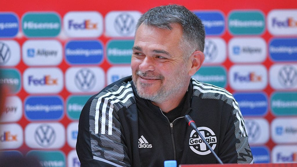 Georgian päävalmentaja Willy Sagnol valmensi joukkuettaan MM-karsintaottelussa toimitsijakiellosta huolimatta.
