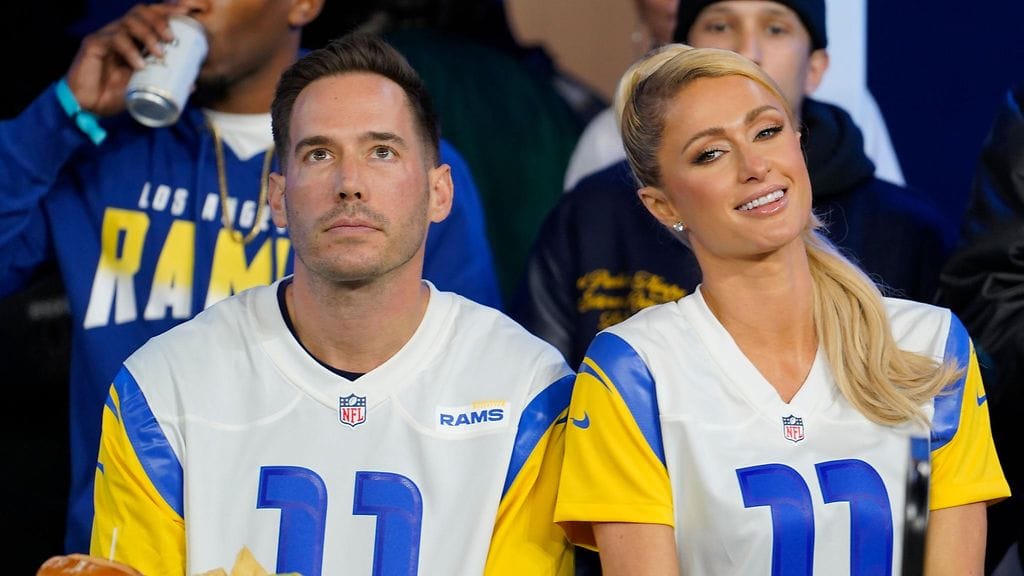 Paris Hilton ja Carter Reum seuraamassa amerikkalaista jalkapalloa marraskuussa.