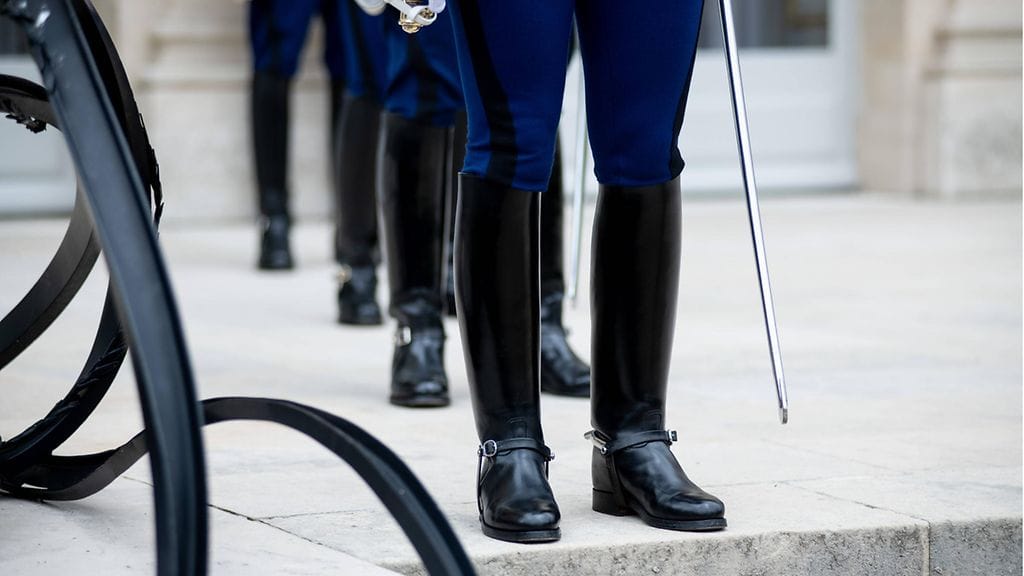 Sotilaita Elysee-palatsin edustalla Pariisissa. Kuvituskuva.