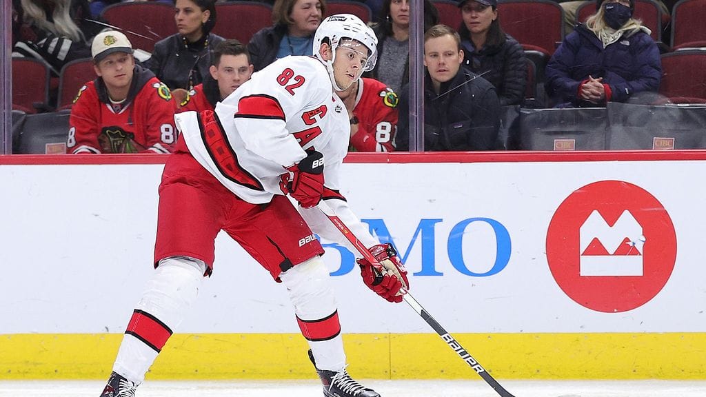 Carolina Hurricanesin Jesperi Kotkaniemi osoitti kovuuttaan ottelussa Philadelphia Flyersia vastaan.