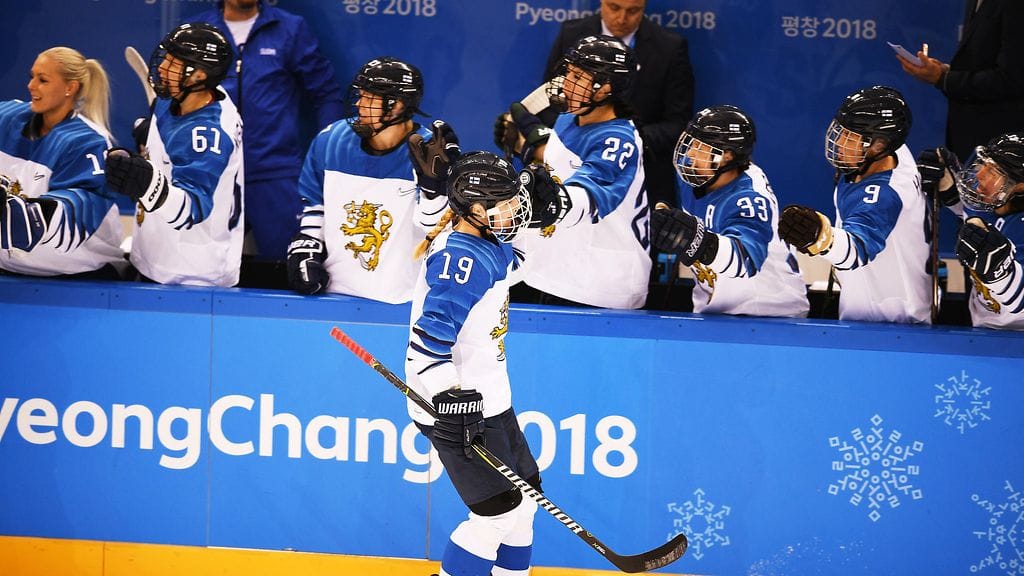 Edellisissä talviolympialaisissa Etelä-Korean Pyeongchangissa pelipaita näytti tältä. Suomen naiset juhlivat kisoissa olympiapronssia.