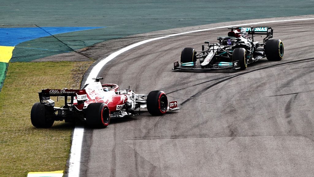 Kimi Räikkönen spinnasi ykkösmutkassa.