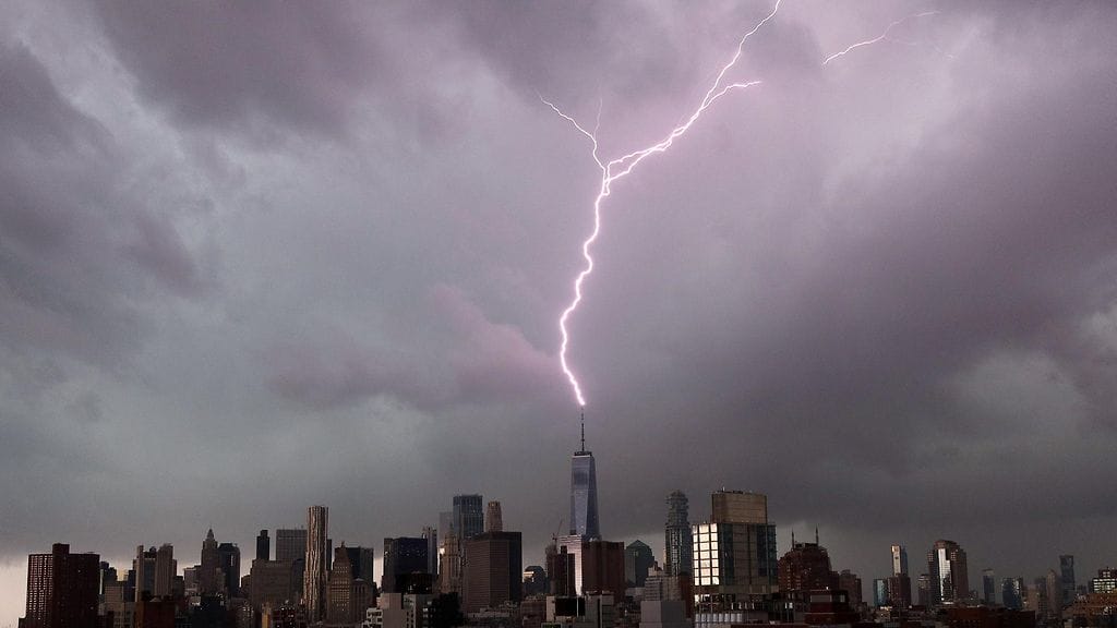 Salama iski One World Trade Centeriin New Yorkissa lauantaina.