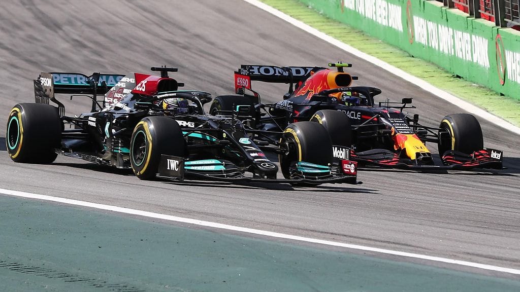 Lewis Hamilton (etualalla) nousi Brasilian GP:n voittajaksi.