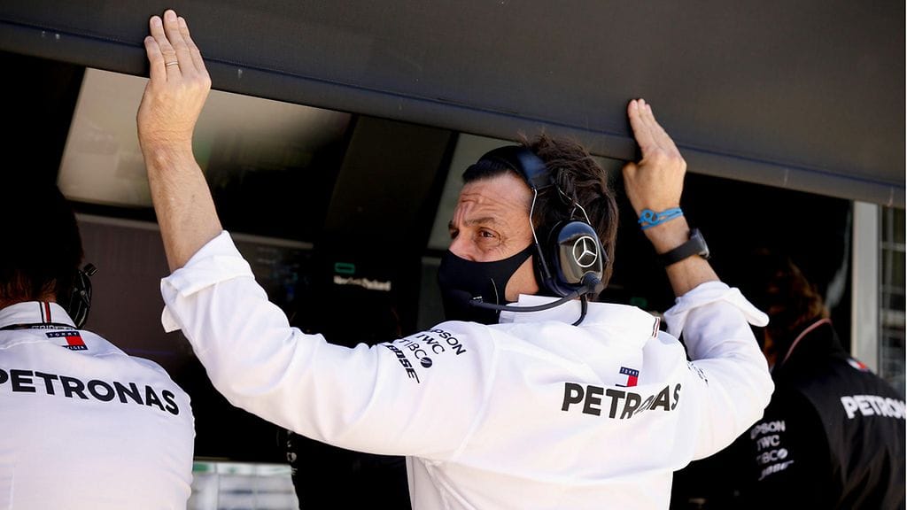 Toto Wolff oli riehakkaalla päällä Brasilian F1-kisassa
