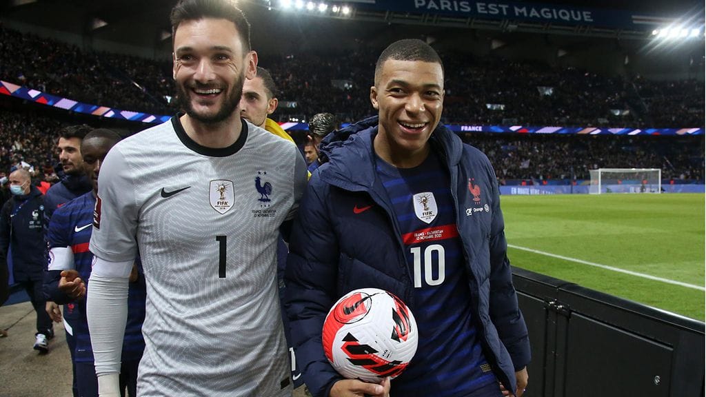 Hugo Lloris ja Kylian Mbappe olivat yhtä hymyä Kazakstan-murskavoiton jälkeen.