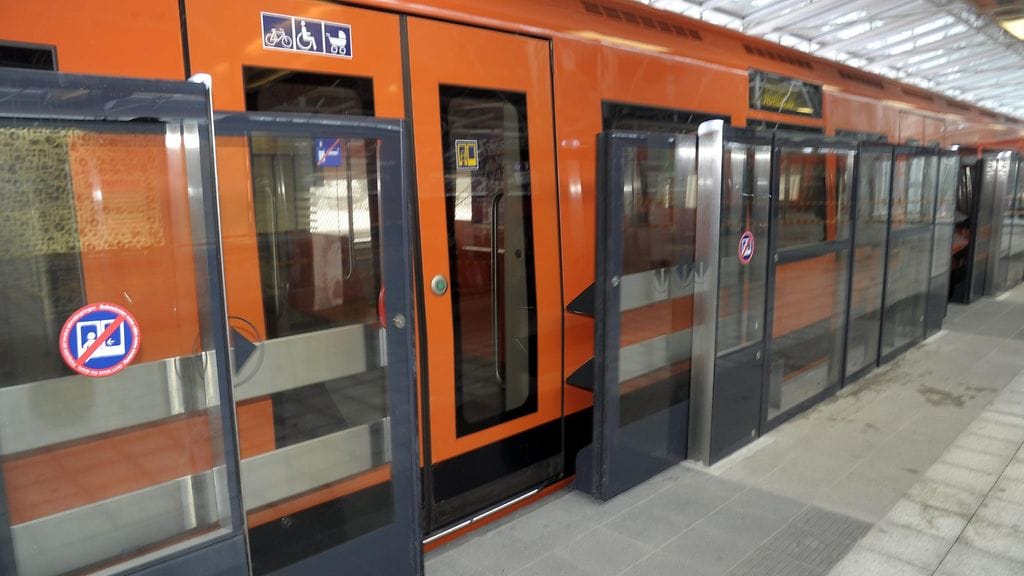 HKL ja Siemens esittelivät käyttöön otettavia Helsingin metron uusittuja laituriportteja Vuosaaren metroasemalla tiistaina 14. helmikuuta 2012.