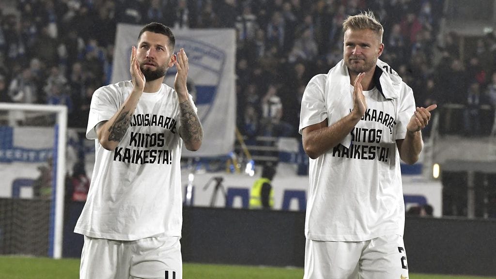 Maajoukkueuransa päättäneet topparit Joona Toivio (vas.) ja Paulus Arajuuri kiittivät Suomen kannattajia.