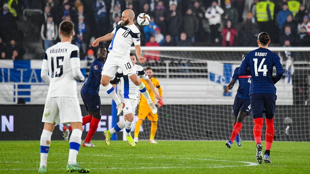 Teemu Pukki pelasi uransa sadannen maaottelun Ranskaa vastaan.